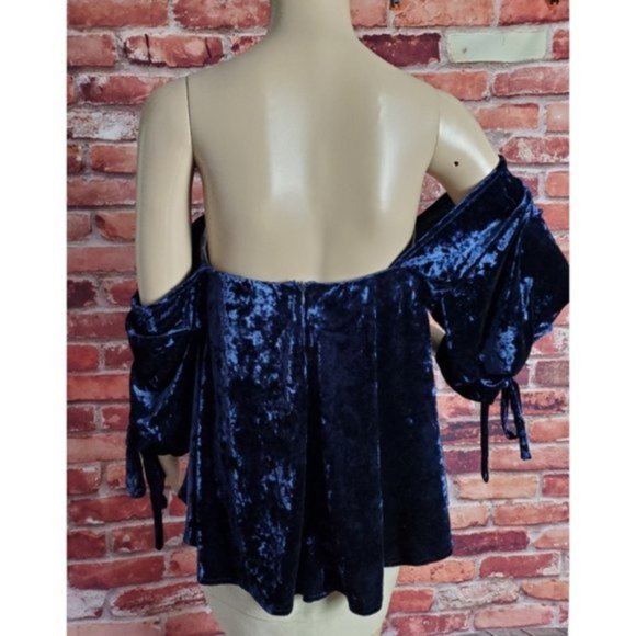 Do+Be Off Shoulder Blue Velvet Blouse Med NWT - Picture 2 of 4